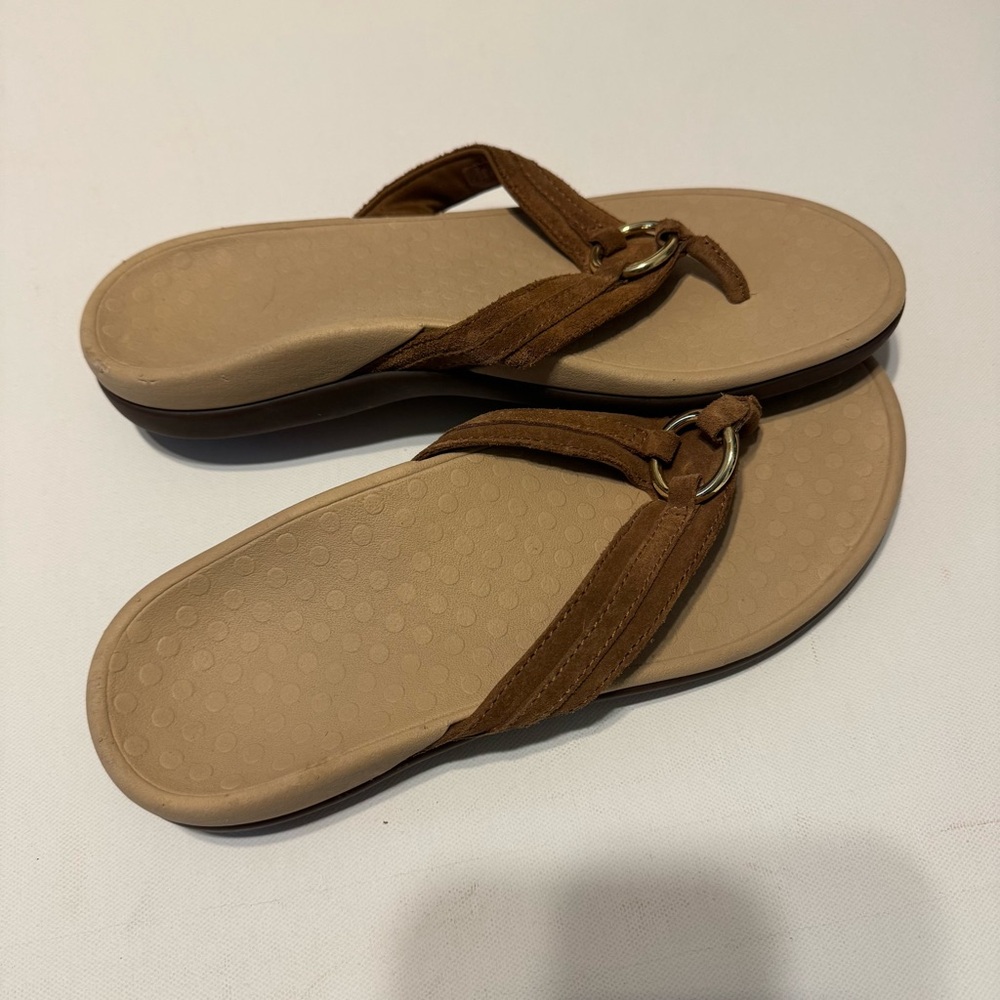 Vionic Aloe toe post Brown Tan Sandals with Cushioned Footbed